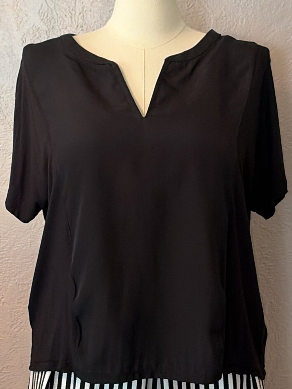 Old Navy Black Notched V-Neck Short Sleeve Rayon High-Low Hem Top Size Large